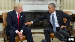 El presidente de los Estados Unidos, Barack Obama (d) junto con el presidente electo Donald Trump (i) al final de su encuentro en el despacho oval en la Casa Blanca, en Washington (Estados Unidos), el 10 de noviembre de 2016. 
