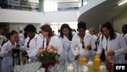 Médicos extranjeros participan en un entrenamiento en la Universidad de Brasilia (Brasil), para poder empezar a trabajar en ese país. 