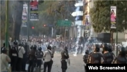 La Guardia Nacional venezolana (GNB) lanza gases lacrimógenos contra los manifestantes.