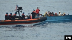 Una imagen cada vez más rara: Un bote la Guardia Costera intercepta a un grupo de balseros cubanos. (Imagen de Archivo/EFE)