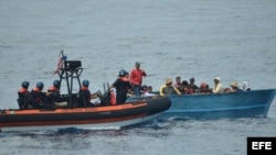 Un bote la Guardia Costera intercepta a un grupo de balseros cubanos. (Imagen de Archivo/EFE)