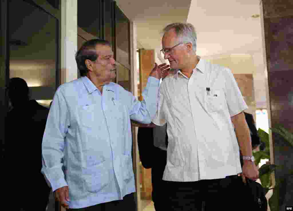 El director general para América del Servicio Europeo de Acción Exterior, Christian Leffle (d), con el vicecanciller cubano, Abelardo Moreno (i), al arribar a la Cancillería cubana, en La Habana (9 de septiembre, 2015).