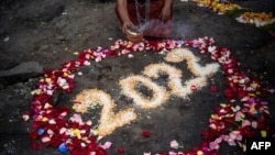 Shamanes peruanos celebran un ritual de predicciones para 2022 en la loma de San Cristóbal de Lima el 29 de diciembre de 2021.