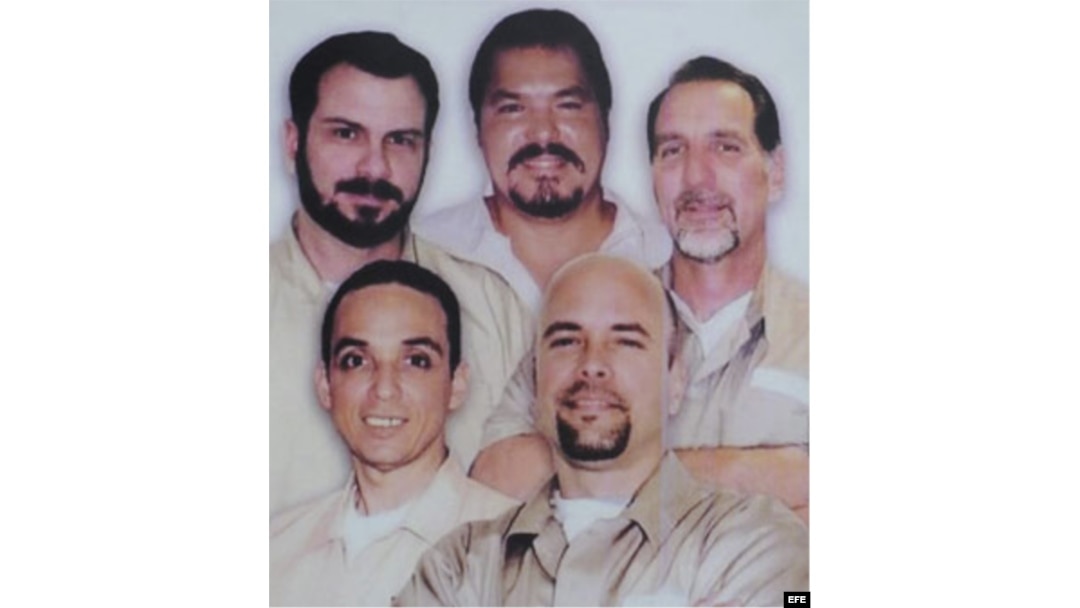 Los cinco agentes.