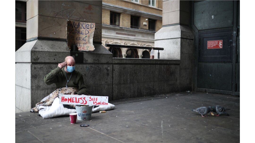 Un hombre que vive en las calles de Londres se protege del coronavirus. REUTERS/Hannah McKa