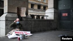 Un hombre que vive en las calles de Londres se protege del coronavirus. REUTERS/Hannah McKa