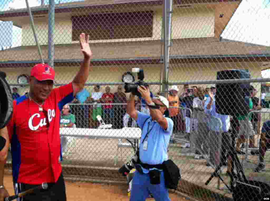 Antonio Muñoz saluda a los fanáticos presentes en el "Bucky Dent Park", en Hialeah, durante el "Juego del Reencuentro" de ex-peloteros cubanos.