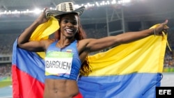 Caterine Ibarguen de Colombia con su medalla de oro