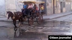Reporta Cuba. Pasajeros en peligro, Manzanillo. Foto: Ramón Esteban Enamorado