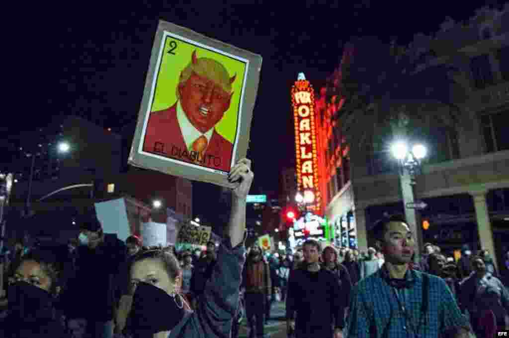 Manifestantes participan en una protesta en Oakland, California (EEUU) contra la elección del republicano Donald Trump como nuevo presidente estaodunidense. &nbsp;