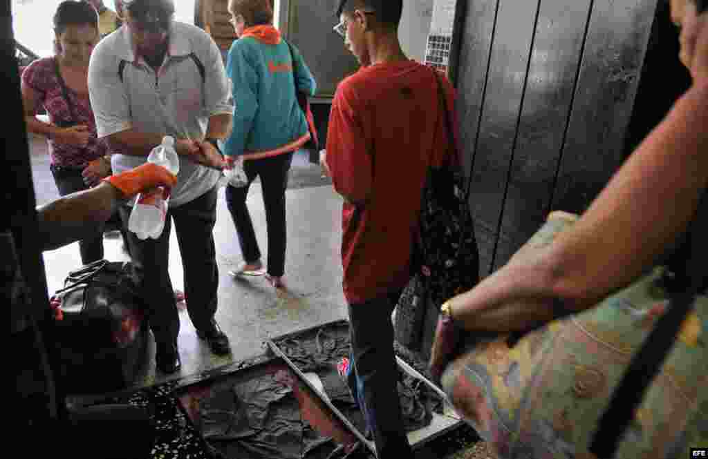  Varias personas pasan por un control sanitario en la Terminal de Ómnibus Nacionales en La Habana, Cuba, tras informarse de casos de cólera. . 