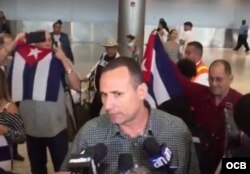 José Daniel Ferrer habla con la prensa a su llegada a Miami. (Martí Noticias)