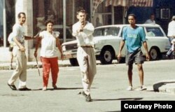 Agente de la Seguridad del Estado dispara sobre los manifestantes, La Habana, 5 de agosto de 1994