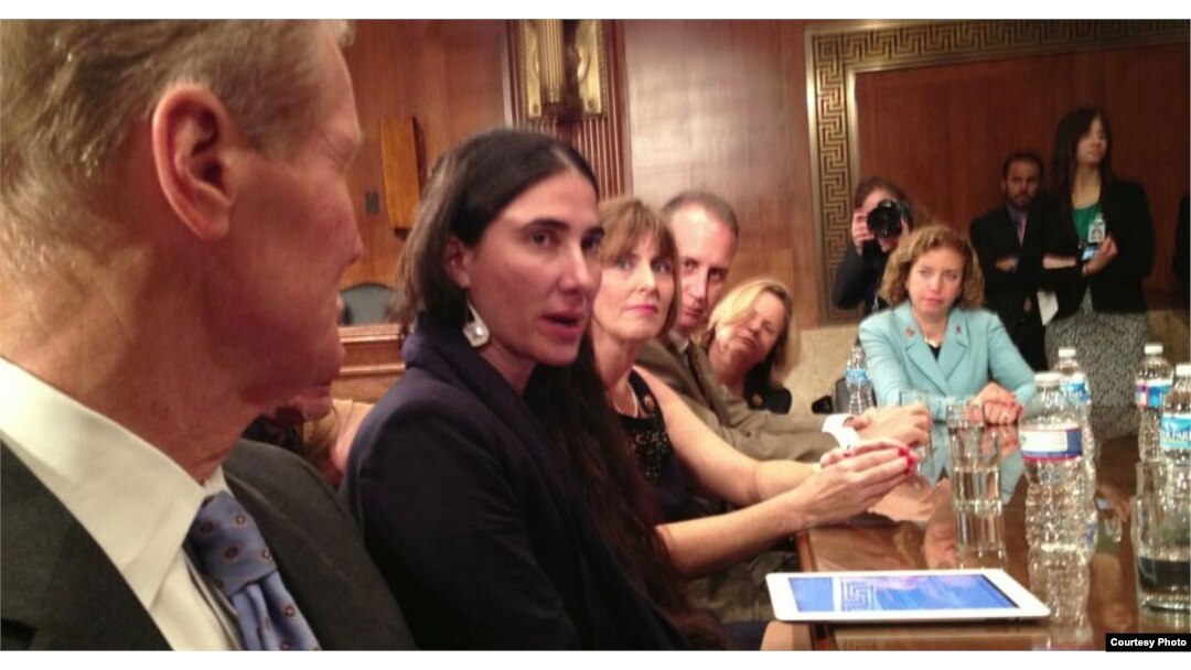 Yoani conversando con congresistas estadounidenses. Tomado del Twitter de Joe García.