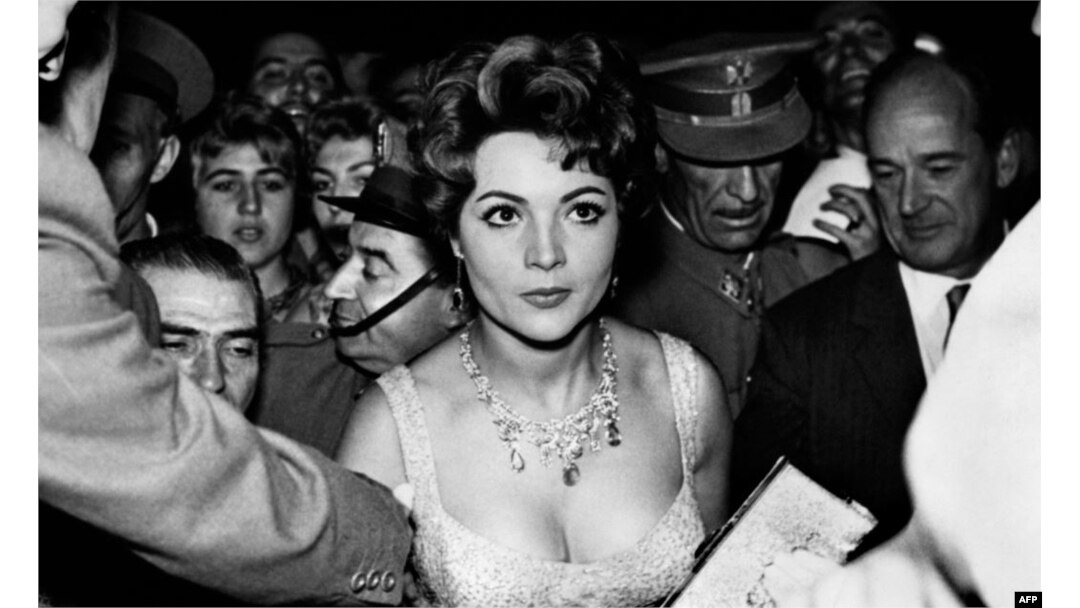 Sara Montiel en el apogeo de su carrera entrando al Cine Rialto, Madrid