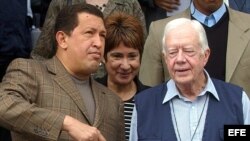 (Archivo) El presidente venezolano, Hugo Chávez(i), conversa con el ex presidente de EEUU, Jimmy Carter(d), el 30 de mayo 2004, en Caracas. 