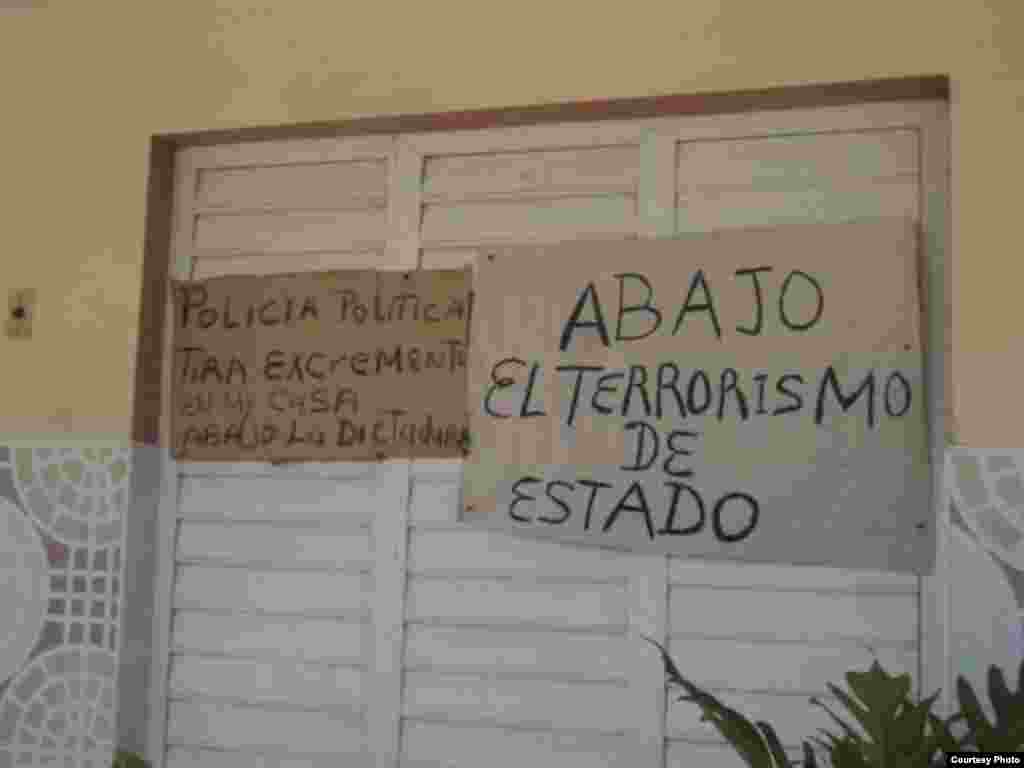 Una familia disidente pone un cartel en la fachada de su vivienda.