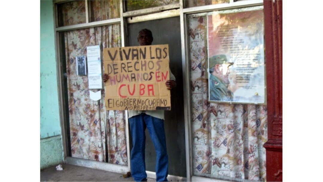 En una imagen tomada en enero de 2015, Silverio Portal protesta frente a Poder Popular de Centro Habana. (Foto: Mario Echavarría Driggs)