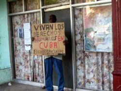 En una imagen tomada en enero de 2015, Silverio Portal protesta frente a Poder Popular de Centro Habana. (Foto: Mario Echavarría Driggs)