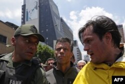 Leopoldo López (centro), liberado de la prisión domiciliaria en el inicio de la llamada Operación Libertad el pasado 30 de abril (Archivo).