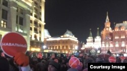 Manifestantes a favor de Navalni en la Plaza Roja.