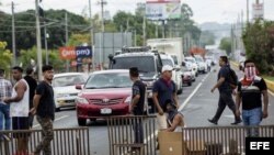 Manifestante levantan barricadas en calles de Managua