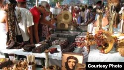 Che Guevara pirograbado, se mantiene este verano como oferta para turistas (foto del autor).