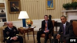 Barack Obama se dirige a los medios tras una reunión con su secretario de Defensa, Ashton Carter (c), y el jefe del Estado Mayor Conjunto de EEUU, el general Martin Dempsey (i).