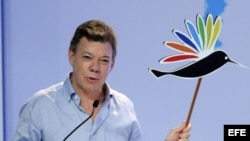 Juan Manuel Santos preocupado por la salud de Chávez