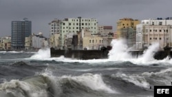 Fuertes olas chocan contra el muro del malecón de La Habana (Cuba) hoy, domingo 26 de agosto de 2012. EFE/Alejandro Ernesto