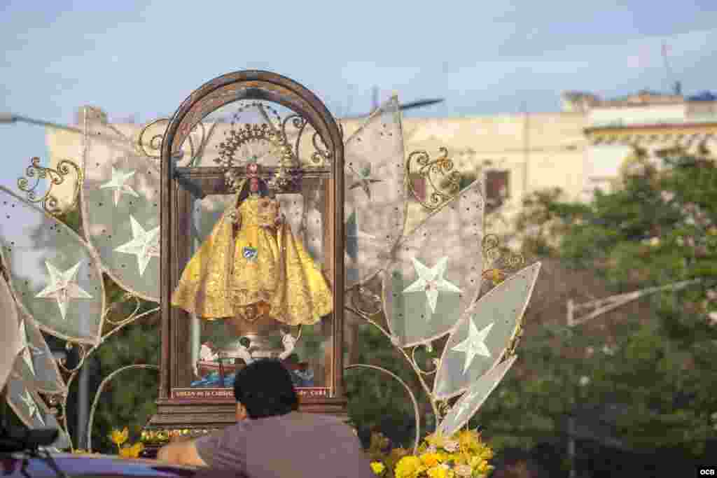 Imágen de la Virgen de la Caridad en las calles de La Habana.