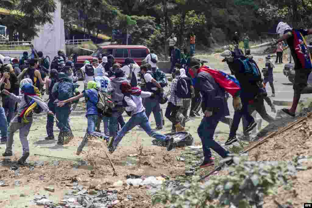 Manifestantes opositores se enfrentan a miembros de la Guardia Nacional Bolivariana