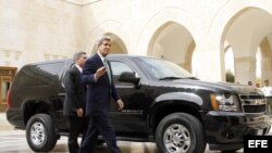 El secretario de estado estadounidense, John Kerry, a su llegada al Palacio Real para reunirse con el rey Abdalá de Jordania en Amán (Jordania). 