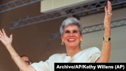 Fotografía del 17 de septiembre de 1989, la candidata presidencial nicaragüense Violeta Chamorro recibe una cálida bienvenida de 2.000 exiliados nicaragüenses que acudieron a Miami para una manifestación y celebración del día de la independencia. Foto: Archivo/AP/Kathy Willens.