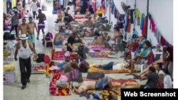 Decenas de migrantes cubanos permanecen en una bodega en Turbo, Colombia. Quieren viajar a EEUU.