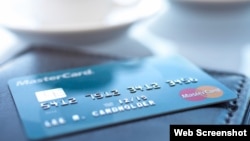 Una MasterCard, la primera tarjeta de crédito estadounidense en entrar a Cuba.