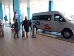 Viajeros del vuelo ZF535 de AZUR Air, procedentes de Rusia, se trasladan a las instalaciones turísticas en los cayos de Jardines del Rey, en Ciego de Ávila. (Facebook)