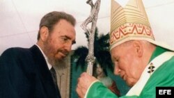 El Papa Juan Pablo II saluda al ex gobernante cubano Fidel Castro, durante una misa celebrada en la Plaza de la Revolución. (Foto: Archivo)