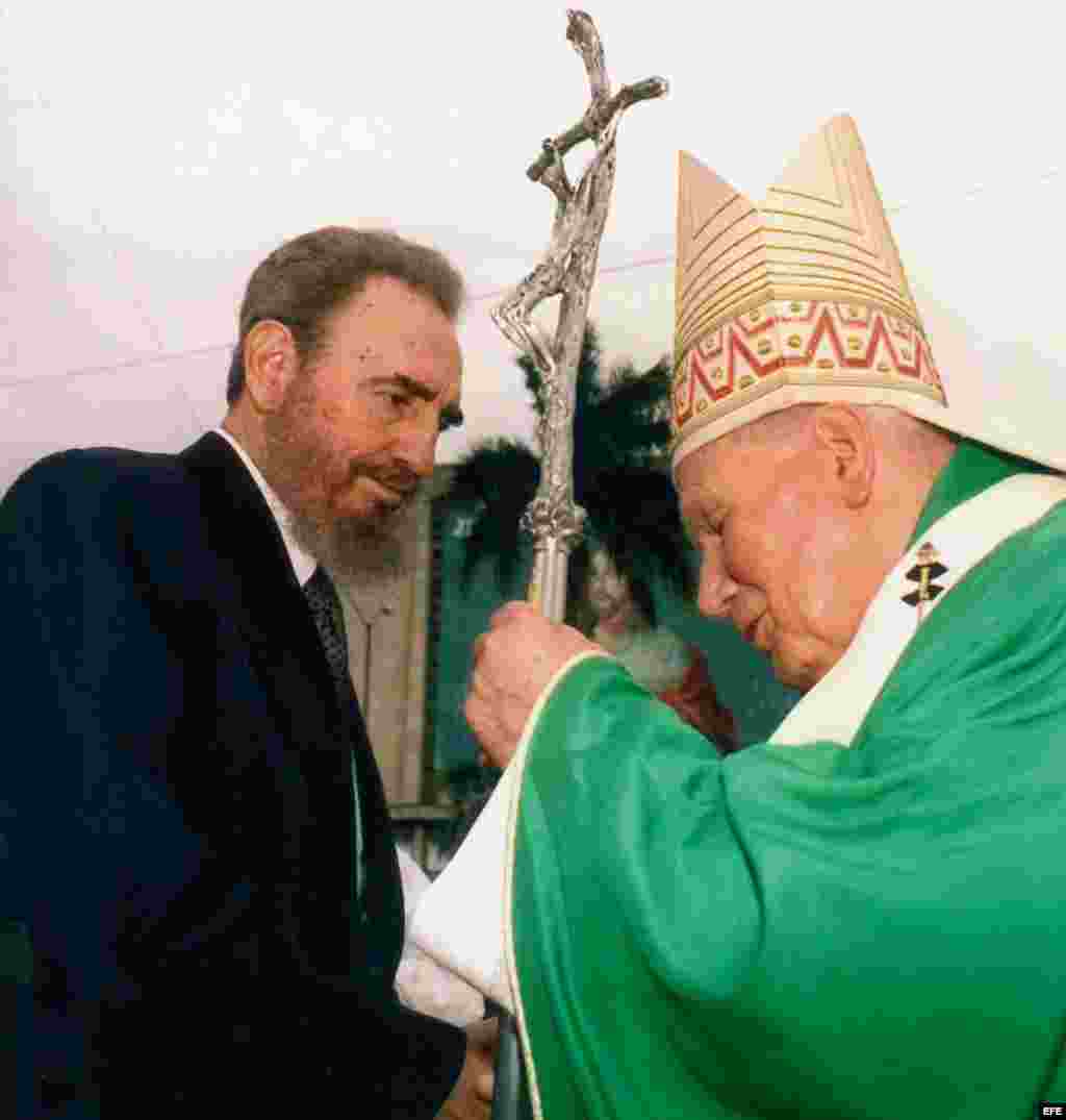 El papa Juan Pablo II saluda a Fidel Castro, durante una misa celebrada en la Plaza de la Revolución en 1998.