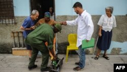 Médicos y soldados se alistan para fumigar una vivienda durante el brote de zika, chikungunya y dengue en La Habana, el 23 de febrero de 2016.