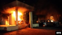 Foto del 11 de septiembre de 2012: Incendio en el Consulado estadounidense en Bengasi tras el ataque terrorista al edificio.