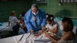 Una enfermera mide la presión arterial de una niña que recibió una dosis de la vacuna Soberana-02, de fabricación cubana, contra el COVID-19, en La Habana.
