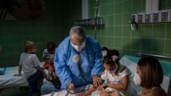 Una enfermera mide la presión arterial de una niña que recibió una dosis de la vacuna Soberana-02, de fabricación cubana, contra el COVID-19, en La Habana. (AP Foto/Ramon Espinosa).