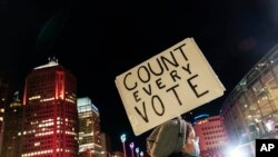 Una manifestante en Detroit exige que se cuente cada voto. (AP Photo/David Goldman).