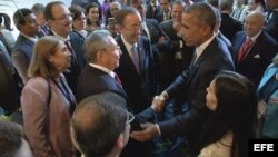 El presidente Obama y el general Raúl Castro se saludan en encuentro informal de la Cumbre de Panamá.