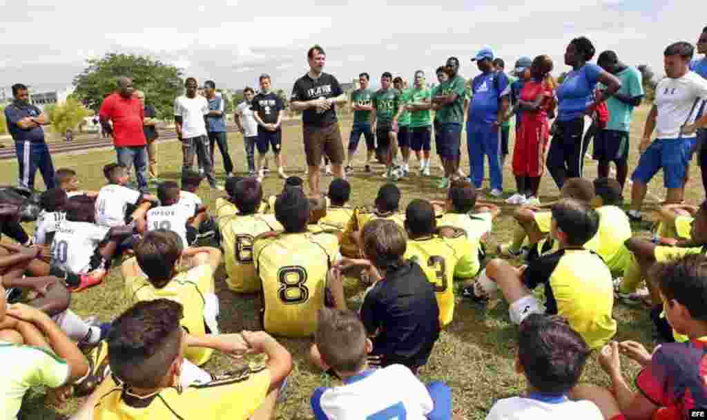 Integrantes de equipo de fútbol estadounidense Cosmos de Nueva York participan en una clínica con niños cubanos, en La Habana (Cuba).