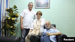 Alan Gross, (d), en la foto junto a la líder de la comunidad judía en Cuba, Adela Dworin, (c), y David Prinstein (i), vicepresidente en el hospital militar Carlos J Finlay de La Habana, Cuba.ARCHIVO.