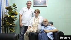 Alan Gross, (d), en la foto junto a la líder de la comunidad judía en Cuba, Adela Dworin, (c), y David Prinstein (i), vicepresidente en el hospital militar Carlos J Finlay de La Habana, Cuba.