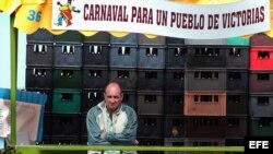  Un trabajador cubano custodia un kiosko de cerveza.