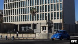 Vista general del edificio donde funciona la Sección de Intereses de Estados Unidos en La Habana (Cuba).